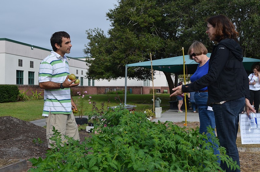 Andrew Noule teaches Judy Haber and Rani Brodksy about tomatoes.