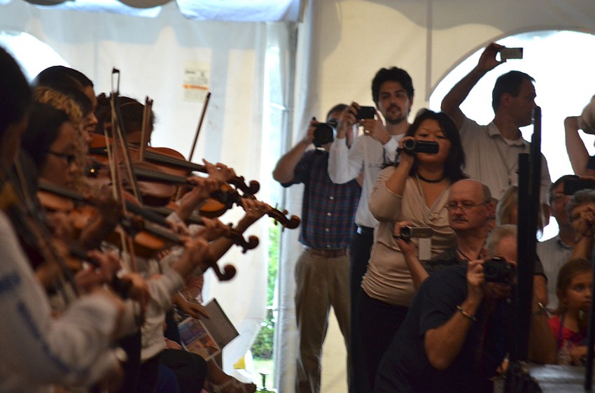 Parents record the moments their children play under Itzhak Perlmanâ€™s direction