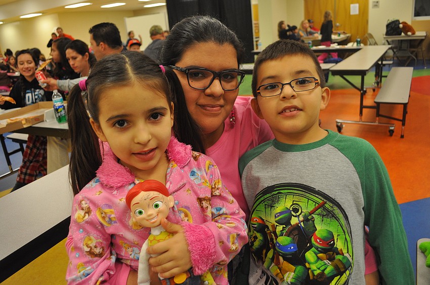 Biancarlo, Yaisuri and Jazlyn Mejia ate pizza before the event.