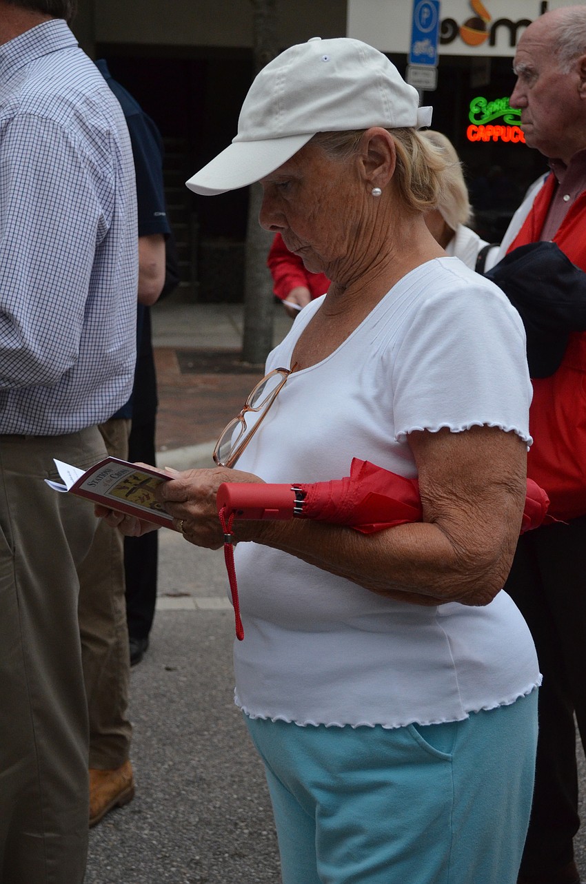 Rosalie Gartner follows along.