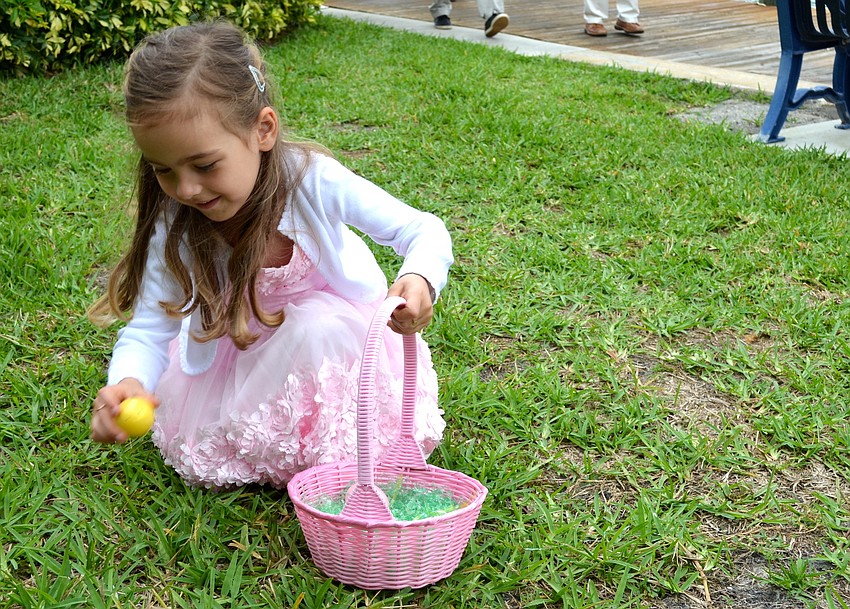 Ottilia Kubisch finds an egg at the beginning of the hunt.