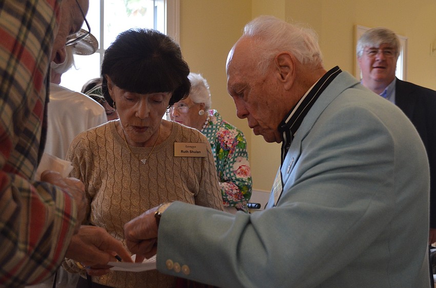 Alan Hochman helps Ruth Shulan with her bets.