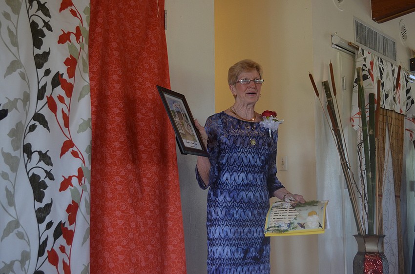 Sue Angle thanks Ruth Linsley for the painting. She will now use the picture as her logo.