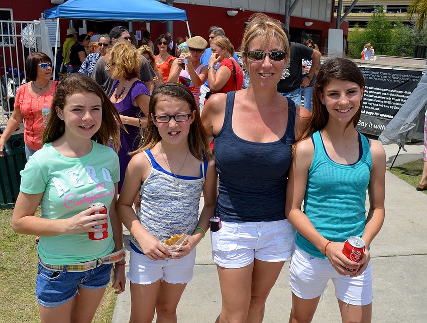 Taylor Davidson, Morgan Davidson, Dina Davidson and Hannah Ivings