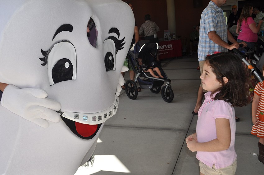 Renata Fernandes de la Vega talks to a big tooth