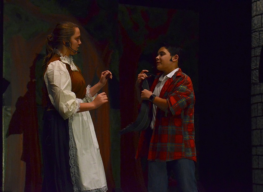 Stella Heine and Diego Bracho act as the baker and his wife.