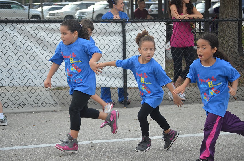 Dayelin Kinsley, Dayanny Kinsley-Pena and Isabella Abreu-Montero run together.