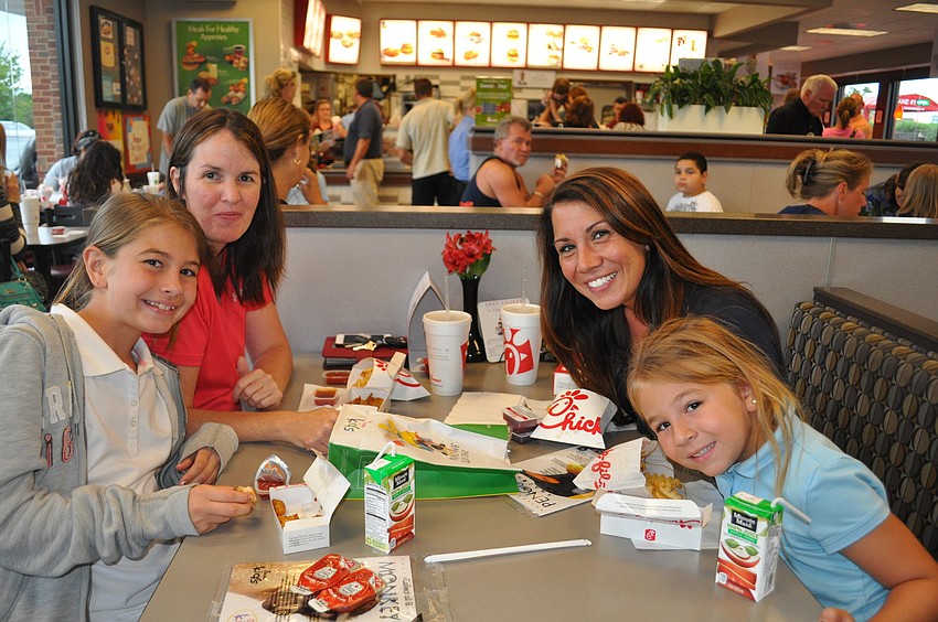 Bryanna Mansie, Lisa Dudas, Analia Mansie and daughter, Caylynn