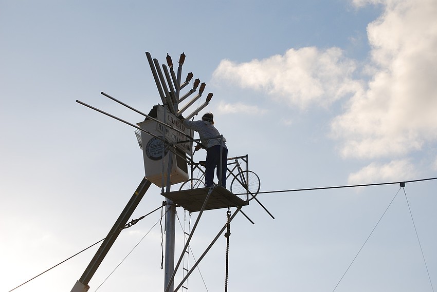 Rick Wallenda passes the torch to Rabbi Chaim Steinmetz for the 30-foot-high menorah lighting.