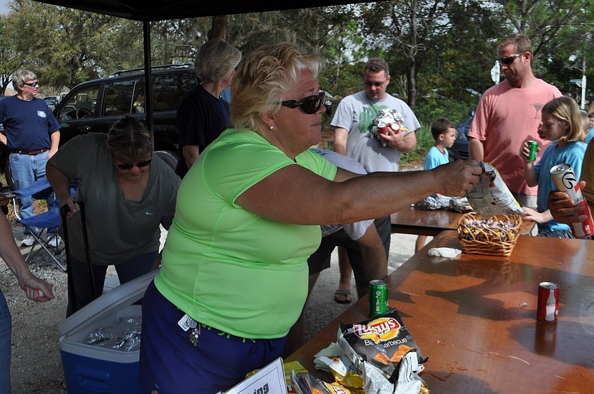 Manatee County School Board member and Lakewood Ranch Kiwanis Club member Julie Aranibar passes out lunch.