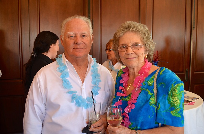 Bob and Pat Cote enjoy cocktails before dinner.