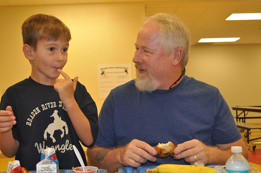 Carson and Kirk Zahniser use their hands to chow down