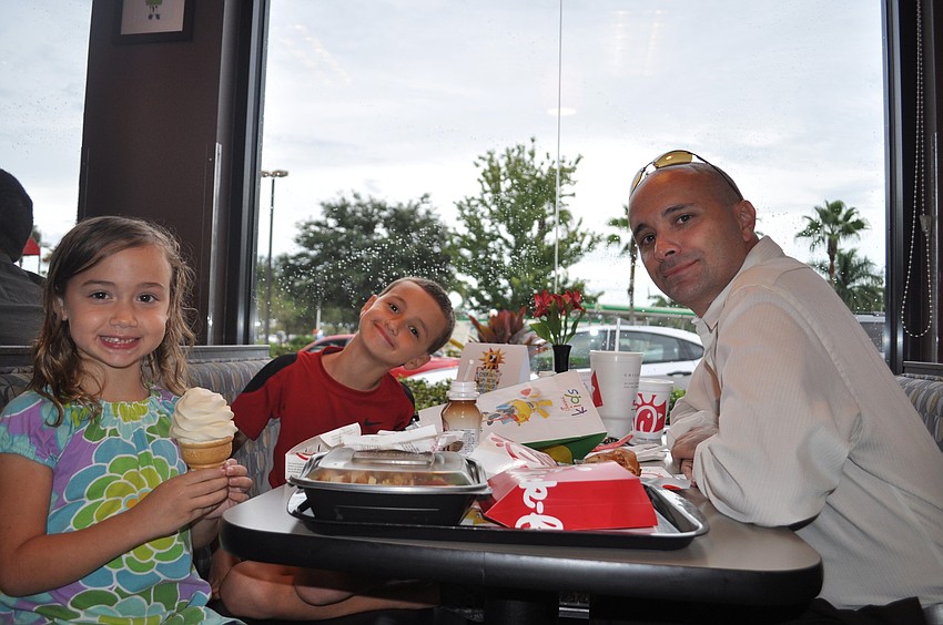 Hope and Sebastian Thomsen had dinner with their dad, Craig.