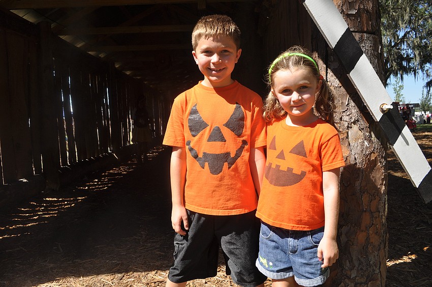 Reece and Alexa Chimner prepared to cool off with some mist.