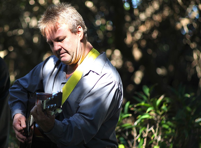 David Marsh plays Jimmy Buffetâ€™s â€œThe Captain and The Kidâ€ in honor of his father.
