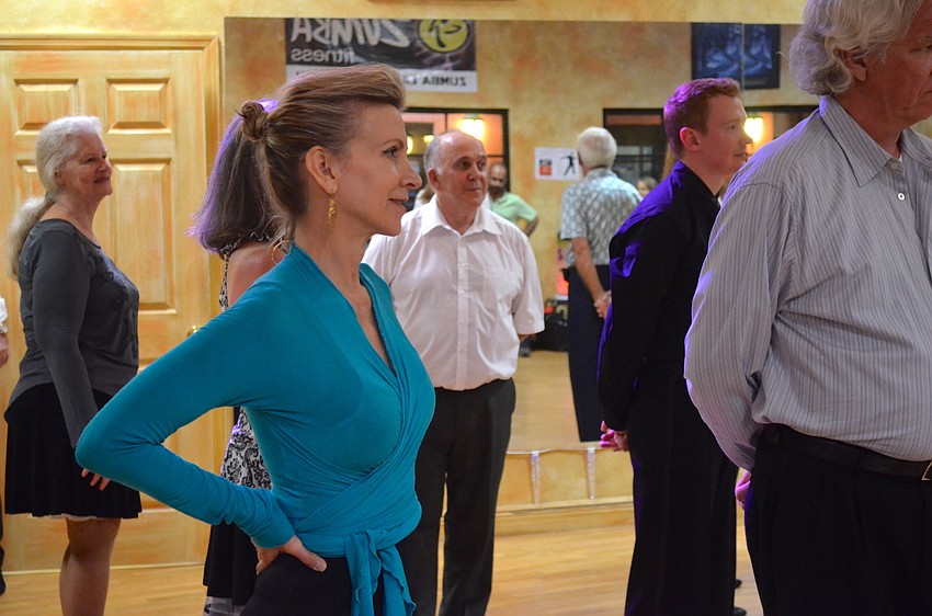 Cinde Carroll focuses on tips Jonathan Roberts gives during this lesson.