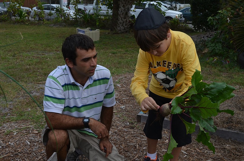 Andrew Noune helps Nati Mizrahi pick a beet