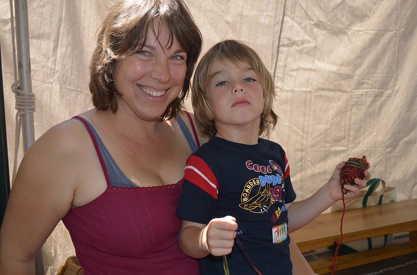 Silke and Kai Pemberton do some finger chaining.