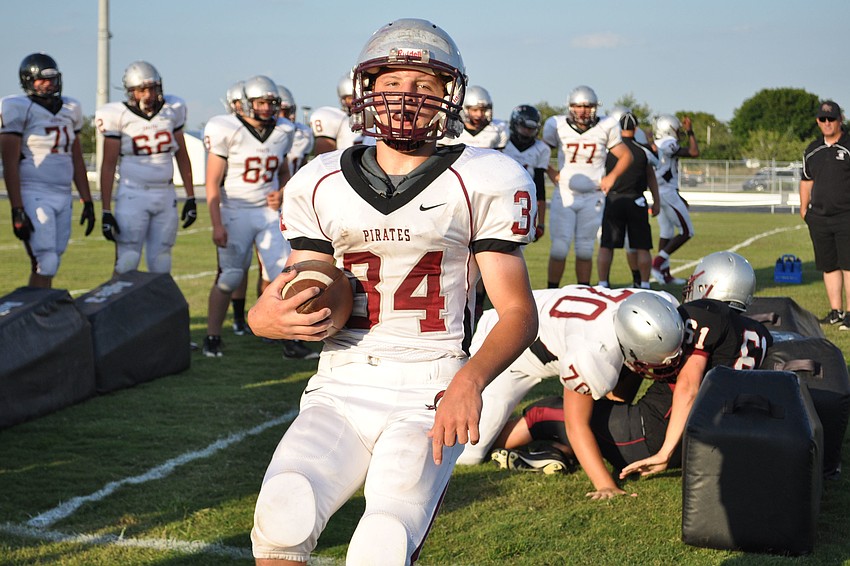 Ronnie McClellan edges past defense during a practice drill.
