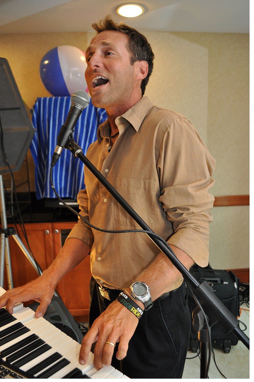 Steve Sipes provided live music.