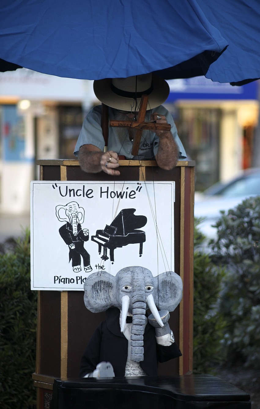 William Pearson entertained passerby with â€œUncle Howie,â€ the piano-playing pachyderm, on one of the Circleâ€™s quadrants.