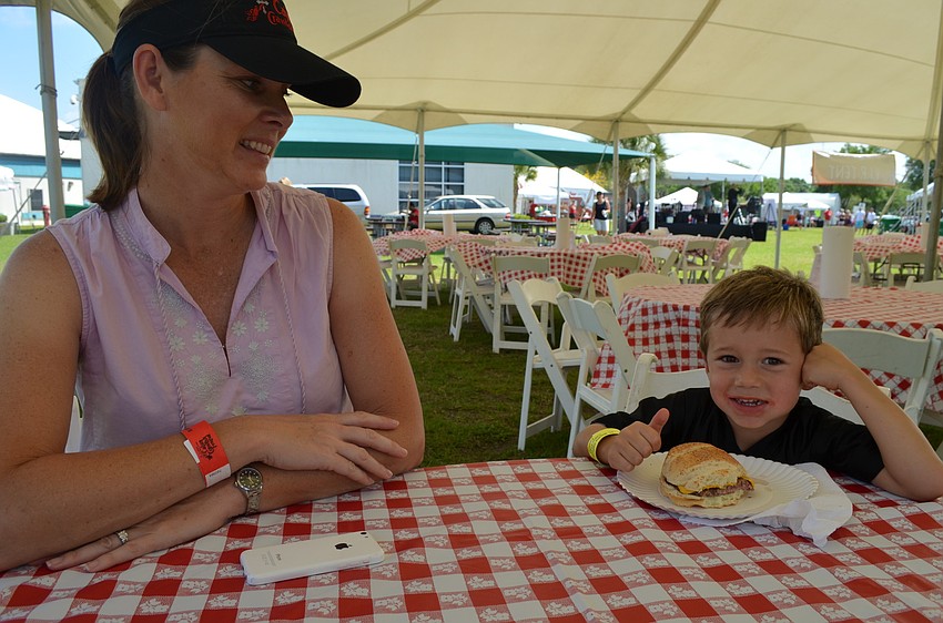 Tracy Henderson and Derek Smith enjoy a cheeseburger.