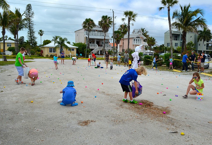 The hunt took place in Mooreâ€™s side parking lot with nearly 600 eggs.