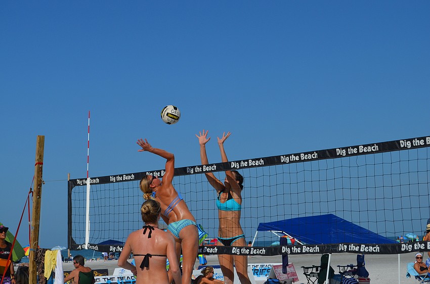 Nina Pelliterri meets Sarah Mendoza at the net.