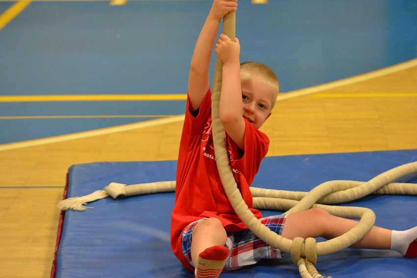 Ryan Paetsch plays with the Spanish web.