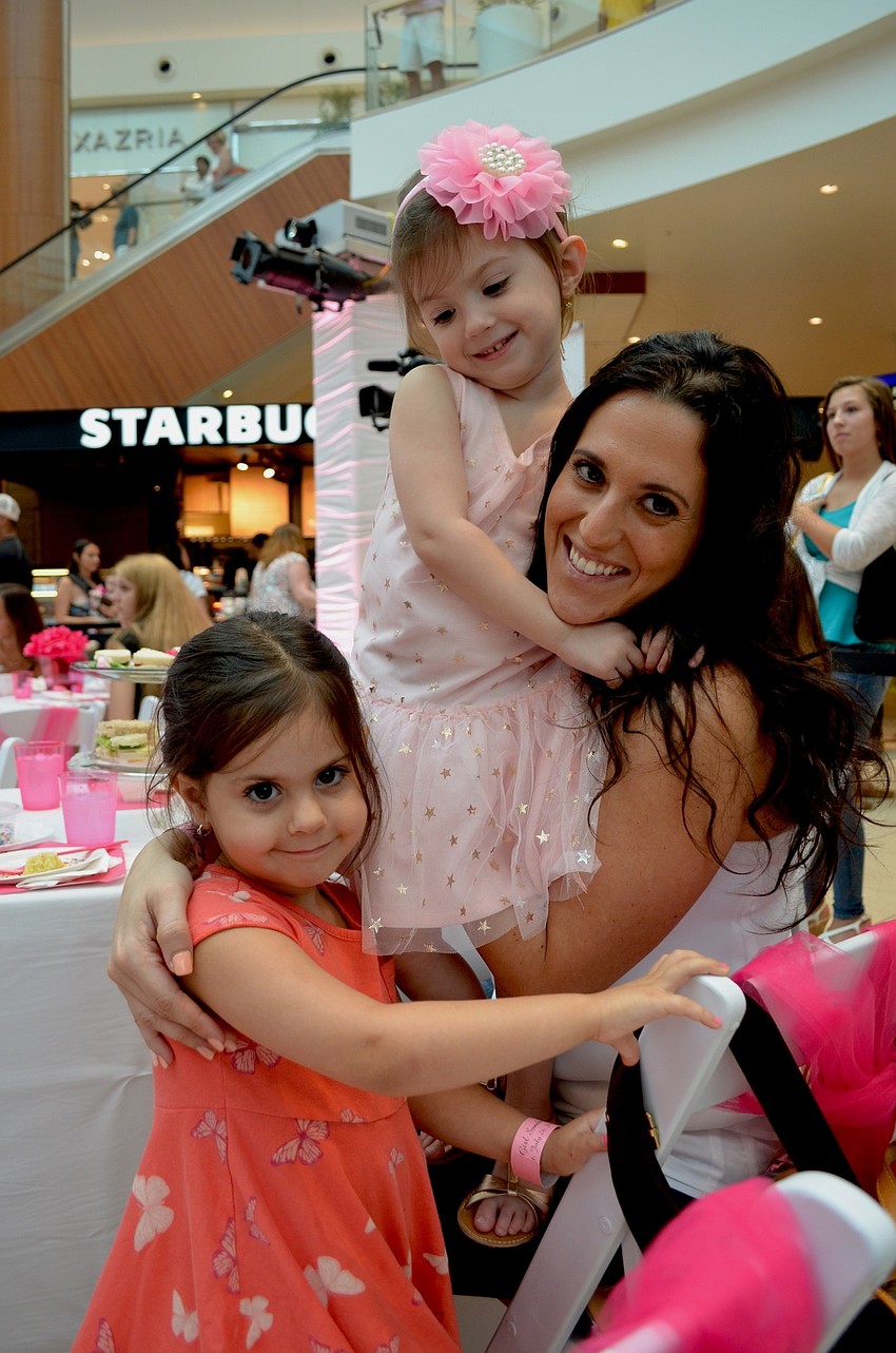 Gia Tabbita enjoys lunch with her sister, Ava Sciulara , and her mother, Anna Sciulara.