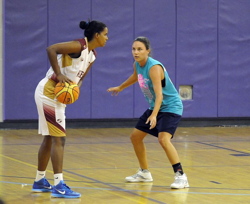 Sarasota Rec League’s Chelsea Lauer defends the perimeter against Venezuela’s Yosimar Corrales.