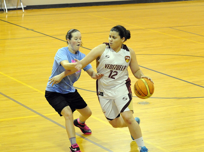 Sarasota High assistant coach Kaydi Lyons defends Venezuela’s Mariana Duran.