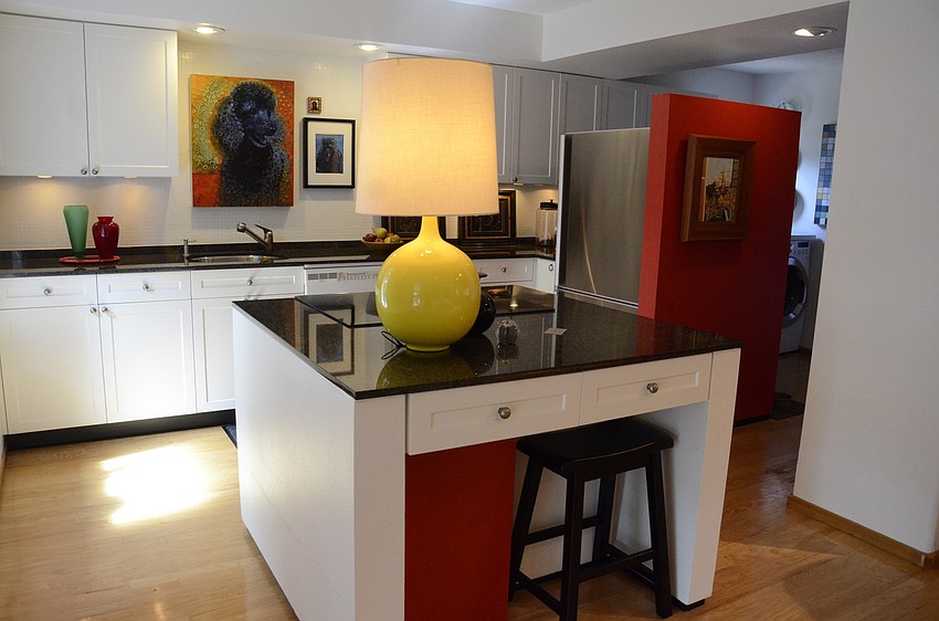 Norman Hervieux installed a kitchen divider and painted it bright red. Behind it lies the laundry room.