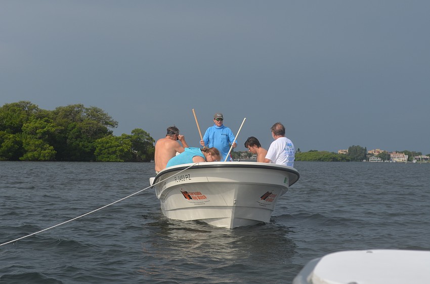 Steve Traves instructs his volunteers how to search for scallops.