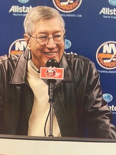 Al Arbour at a press conference in 2007 following his 1500th game coached for the New York Islanders. At the game, a banner with the number 1,500 was raised in the Nassau Coliseum.