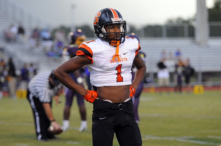 Sarasota wide receiver Talik Keaton looks to the sideline for the play.