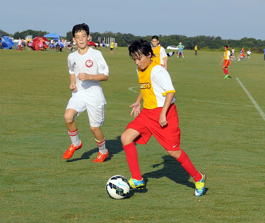 Reed Rampinelli dribbles the ball up the field.