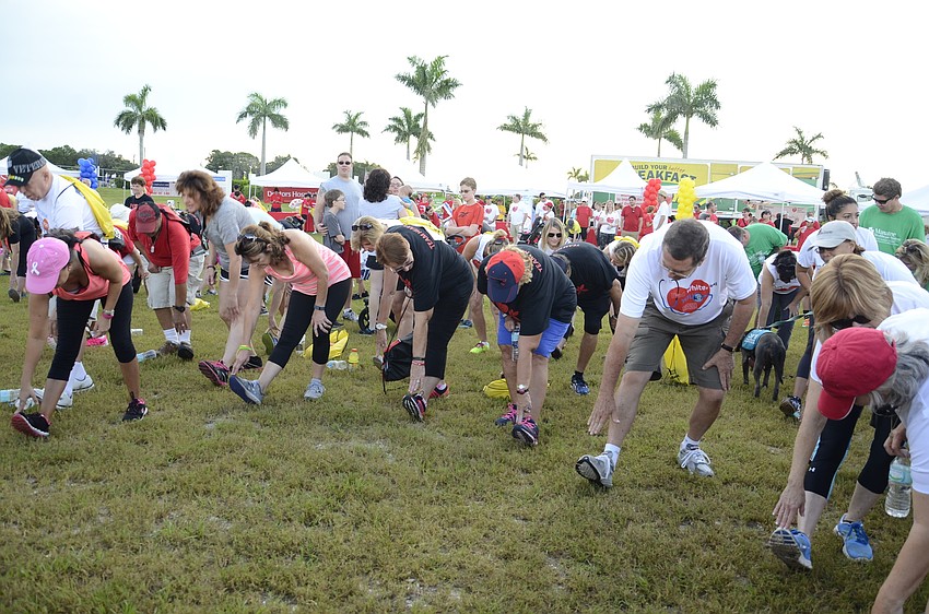Fit 2 Run guided some easy warm-up stretches before the walk.