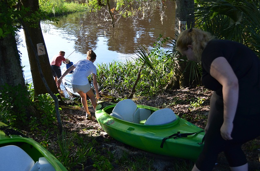 Kathleen Hagan and her classmate Channing Egrie carry their kayak.