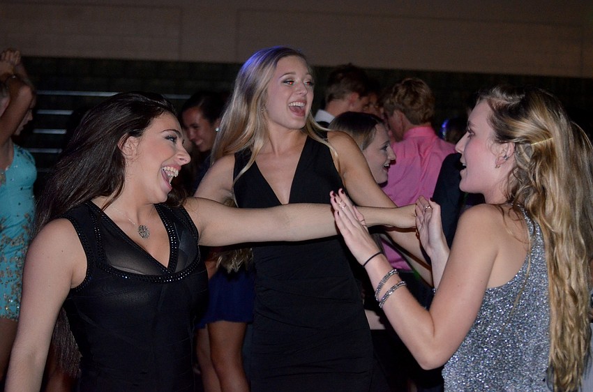 Gal pals Lauren Cohen, Savannah Turner and Samm Rials enjoy the music.