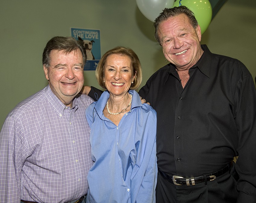 Steve and Eileen Wallace with emcee Jimmy Dean