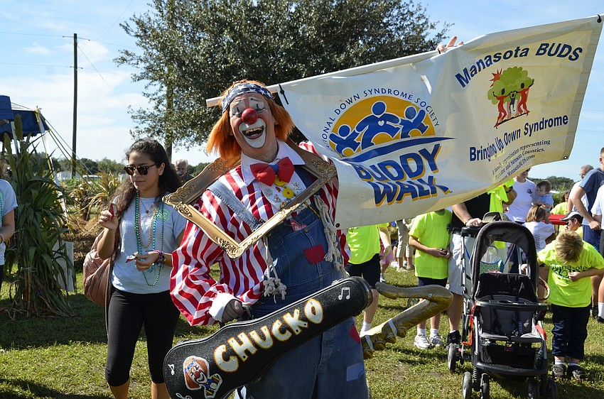 Chuck Sidlow, a Circus Sarasota performer, manned the start line.