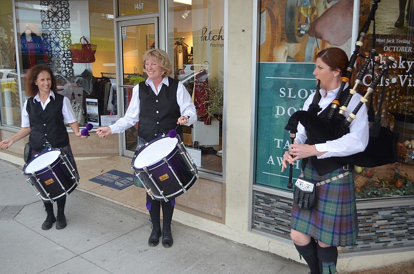 Marie Hutchinson, Deb Houston and Cassandra Calo performing traditional Scottish and Irish folk songs outside of Vom Fass