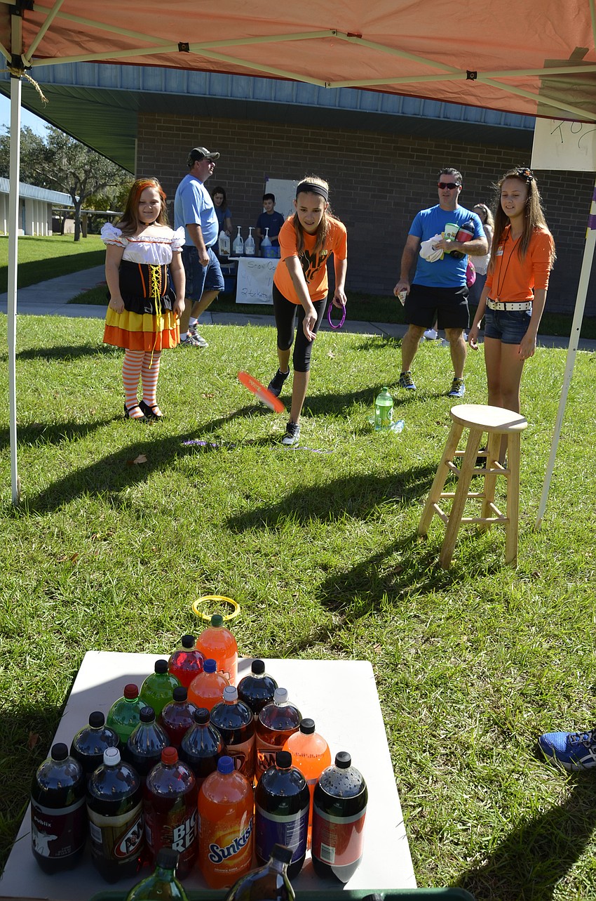 Melinda Woodruff, Ali Tarnowsky and Nicolette Woodruff play the ring-toss game.