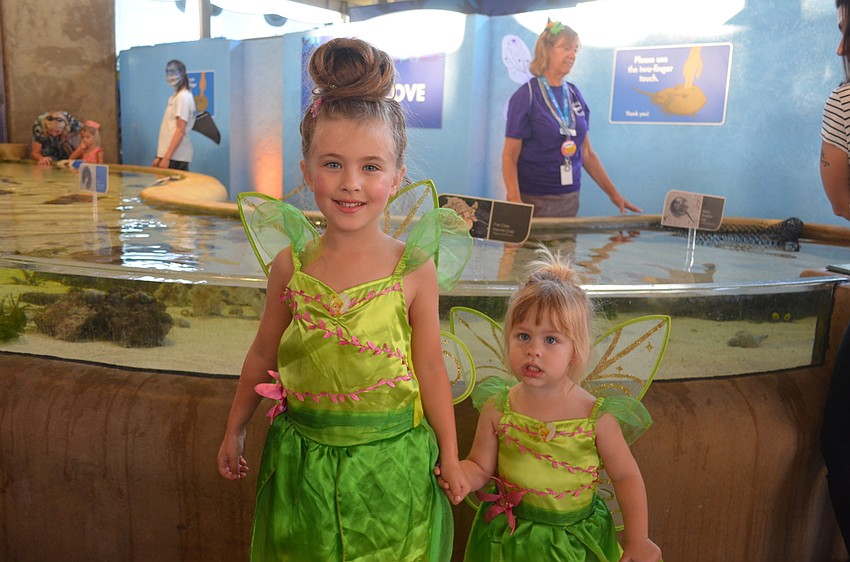 Eva, 5, and Lisa Schatz, 5