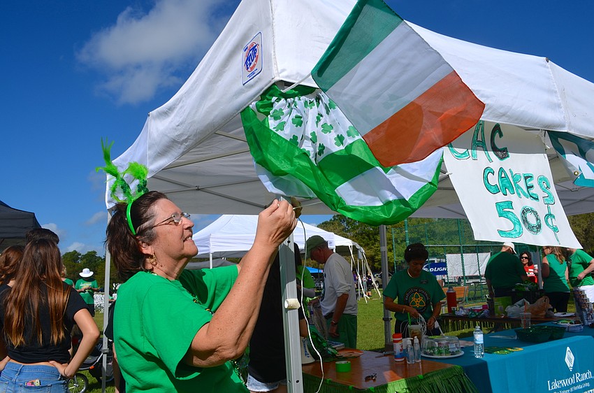 Lakewood Ranch Community Activities Corp. Treasurer Terry Sharak puts up some last-minute decorations.