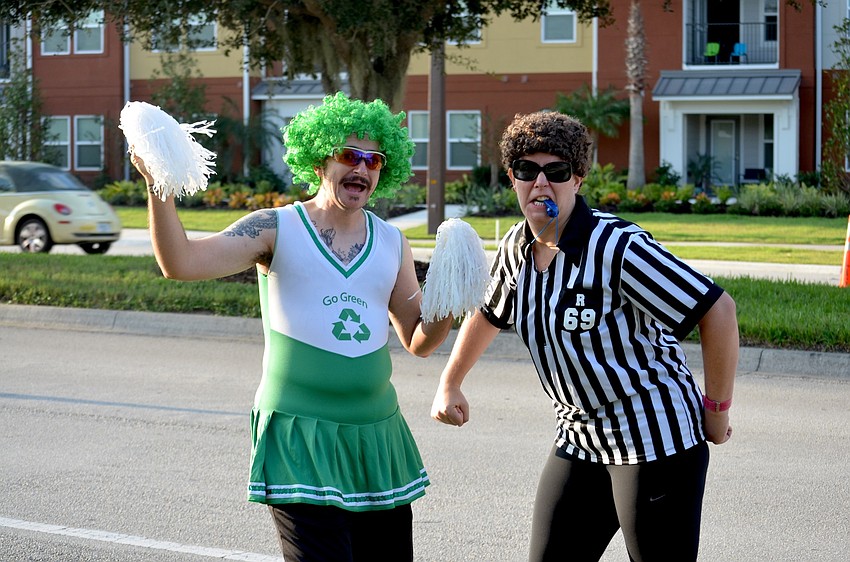 Lewis and Kimmi van der Veen cheer on the runners from the sidelines.