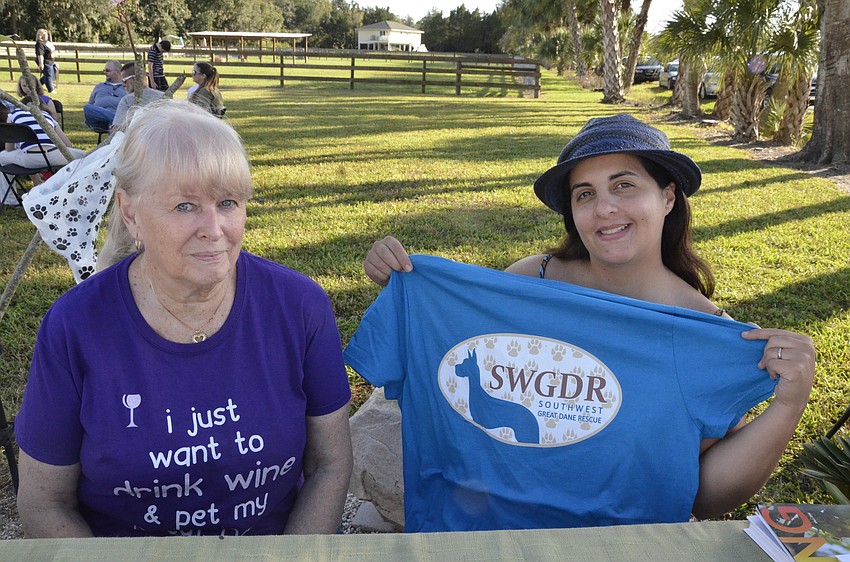 Linda Pickell and Andrea Constantino sign in guests.