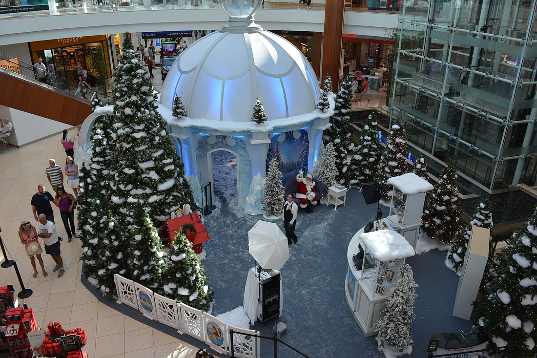 It might be early in November, but Santa still have time to visit the Ice Palace at The Mall of University Town Center.