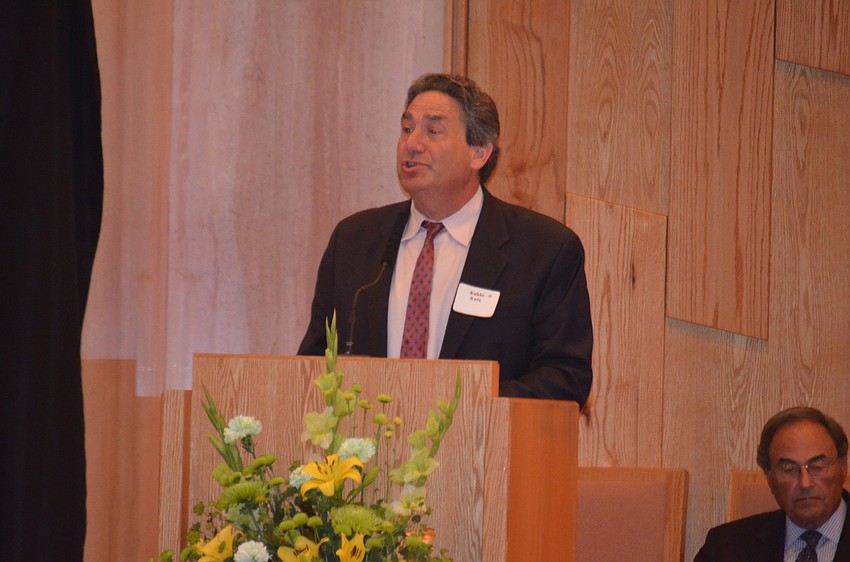 Rabbi Jonathan Katz speaks to guests.